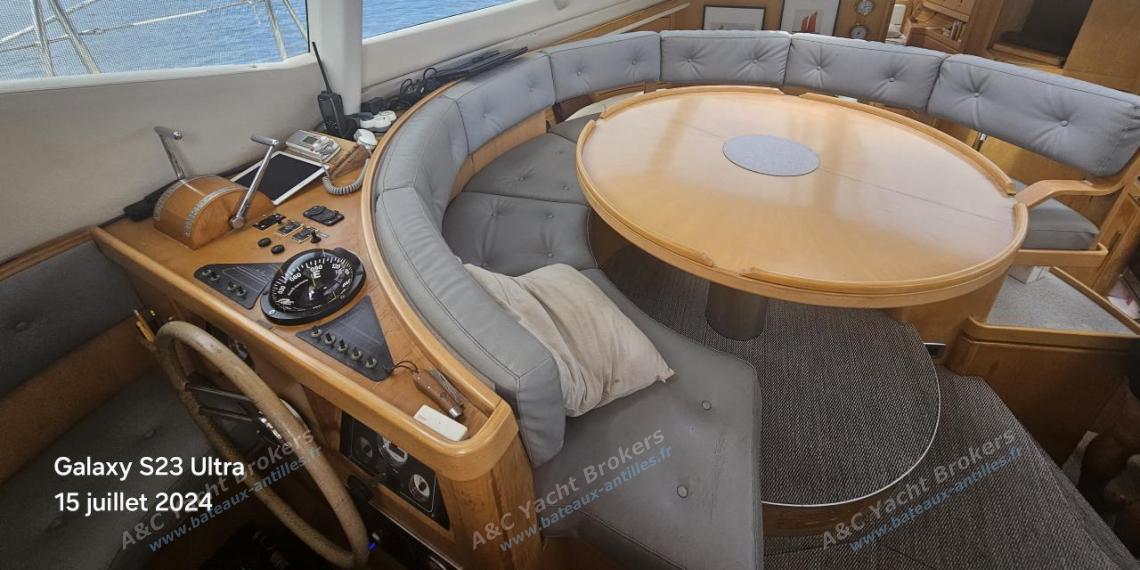 Wauquiez Pilote Saloon 60 : Saloon table and bench Wauquiez Pilote Saloon 60 : Saloon table and bench