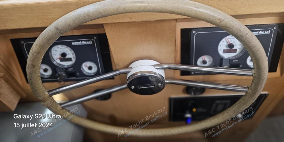 Wauquiez Pilote Saloon 60 : Interior helm station Wauquiez Pilote Saloon 60 : Interior helm station