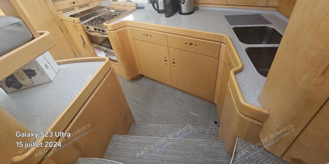 Wauquiez Pilote Saloon 60 : Galley Wauquiez Pilote Saloon 60 : Galley