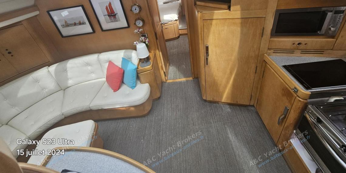 Wauquiez Pilote Saloon 60 : Galley and bench Wauquiez Pilote Saloon 60 : Galley and bench