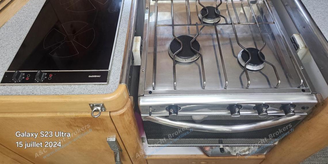 Wauquiez Pilote Saloon 60 : Three burner's hobs with oven Wauquiez Pilote Saloon 60 : Three burner's hobs with oven