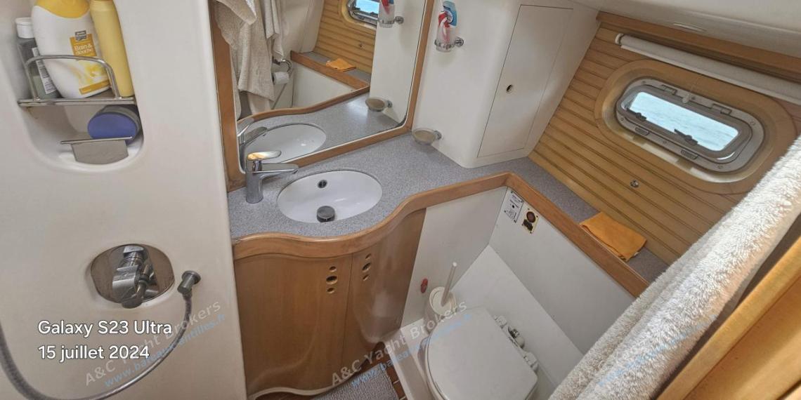 Wauquiez Pilote Saloon 60 : Forward shower room Wauquiez Pilote Saloon 60 : Forward shower room