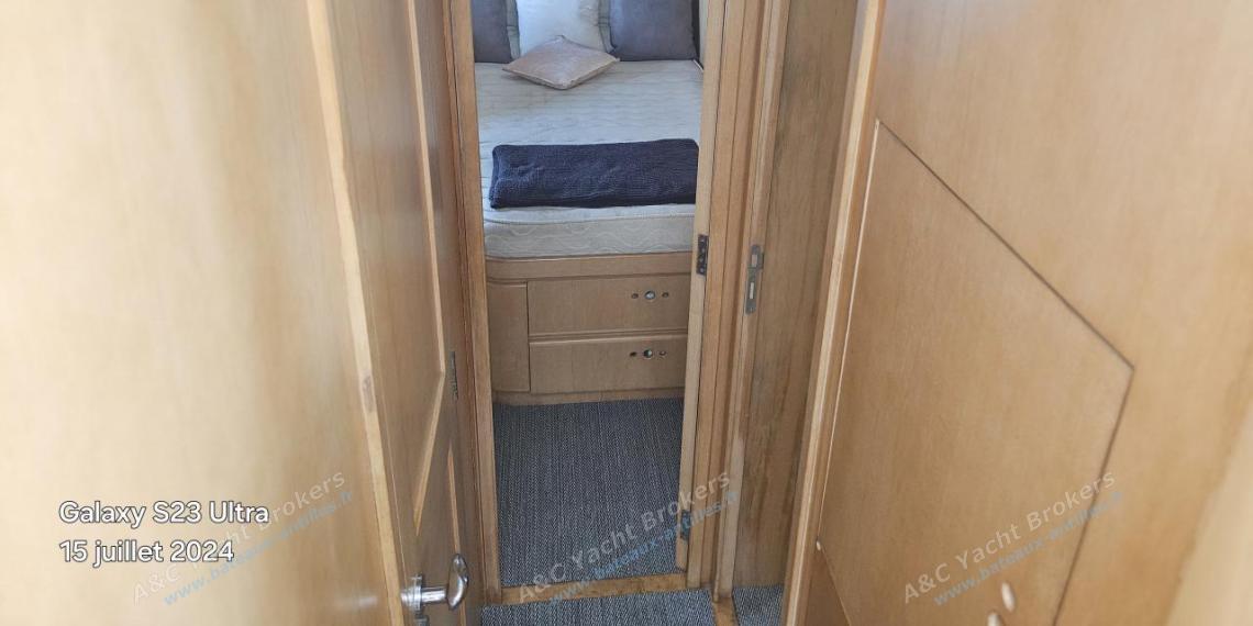 Wauquiez Pilote Saloon 60 : Access aft starboard cabin from the saloon Wauquiez Pilote Saloon 60 : Access aft starboard cabin from the saloon