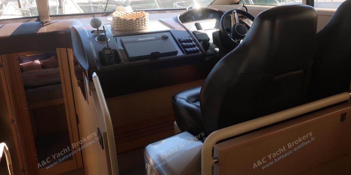 Princess 56 Fly bridge : Indoor helm station Princess 56 Fly bridge : Indoor helm station