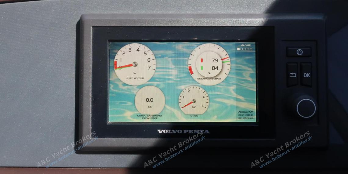 Princess 56 Fly bridge : Engine display other view Princess 56 Fly bridge : Engine display other view