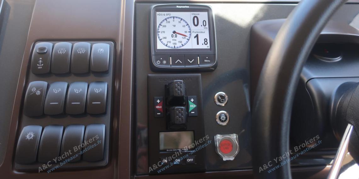 Princess 56 Fly bridge : Electronics at indoor helm station Princess 56 Fly bridge : Electronics at indoor helm station