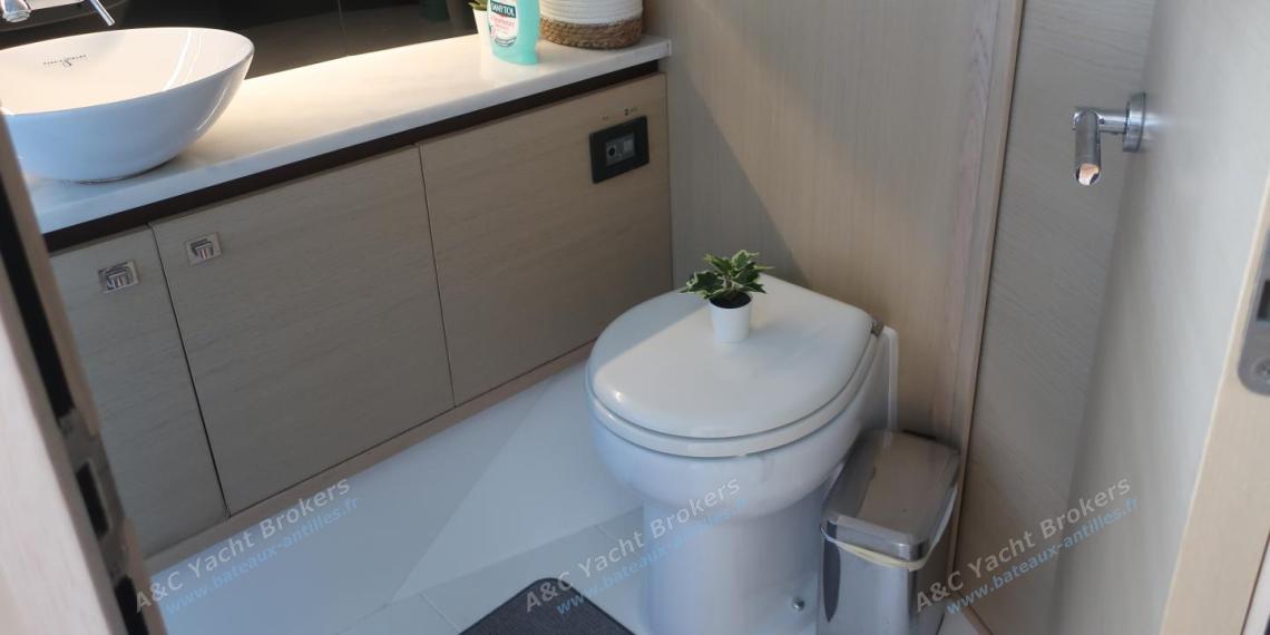 Princess 56 Fly bridge : Starboard forward shower room Princess 56 Fly bridge : Starboard forward shower room