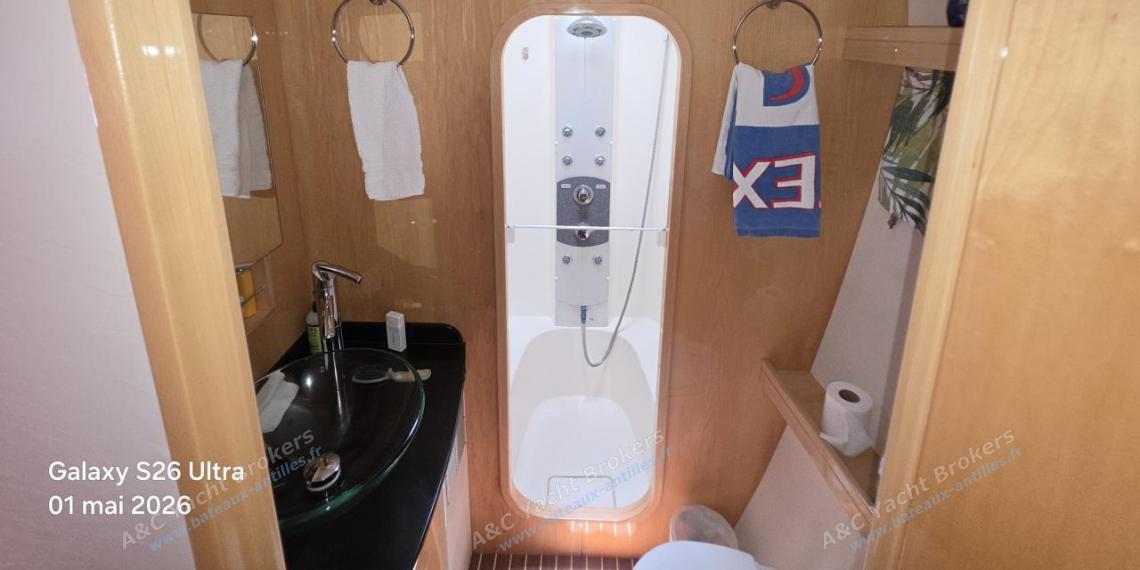 Alliaura Marine Privilège 495 : Salle d'eau avant avec douche séparée Alliaura Marine Privilège 495 : Salle d'eau avant avec douche séparée