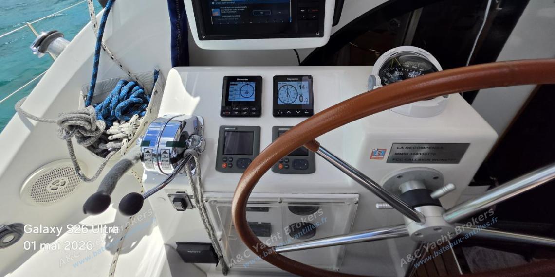 Alliaura Marine Privilège 495 : Electronics at helm station Alliaura Marine Privilège 495 : Electronics at helm station