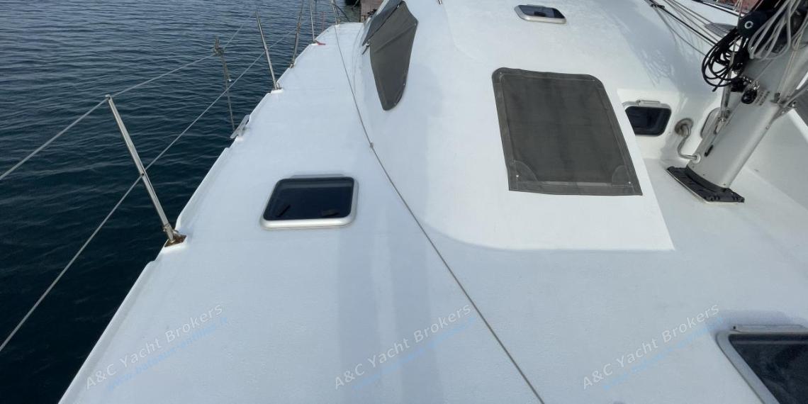 Multicap-Caraïbes Punch 12,50 : Roof and starboard companionway Multicap-Caraïbes Punch 12,50 : Roof and starboard companionway