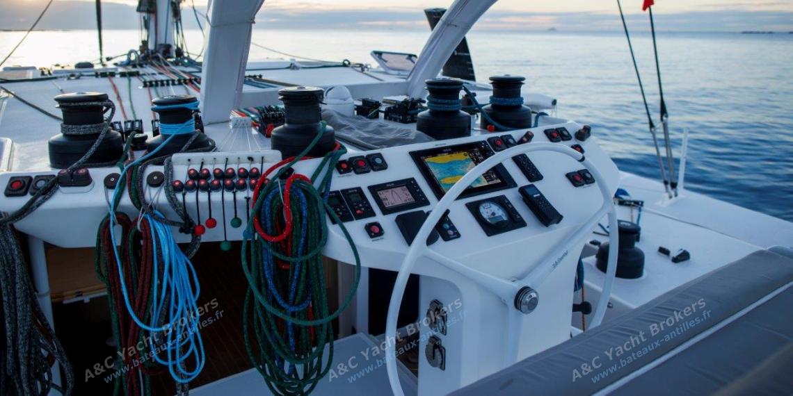 Triac Composites Rapido 53XS : Helm station Triac Composites Rapido 53XS : Helm station