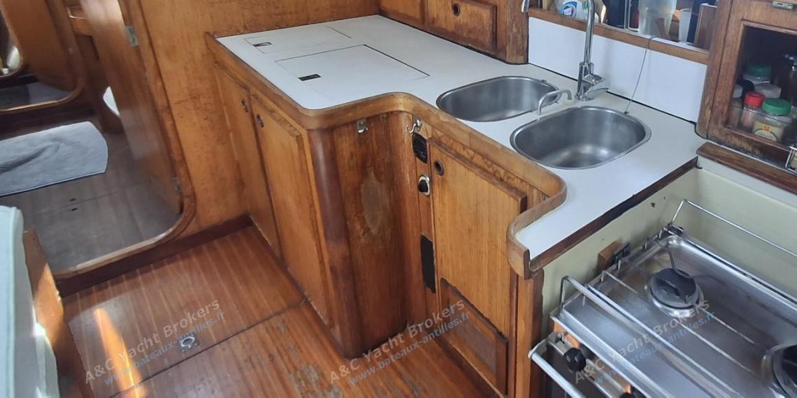 Jeanneau Sun Kiss 45 : Galley long shape on starboard Jeanneau Sun Kiss 45 : Galley long shape on starboard