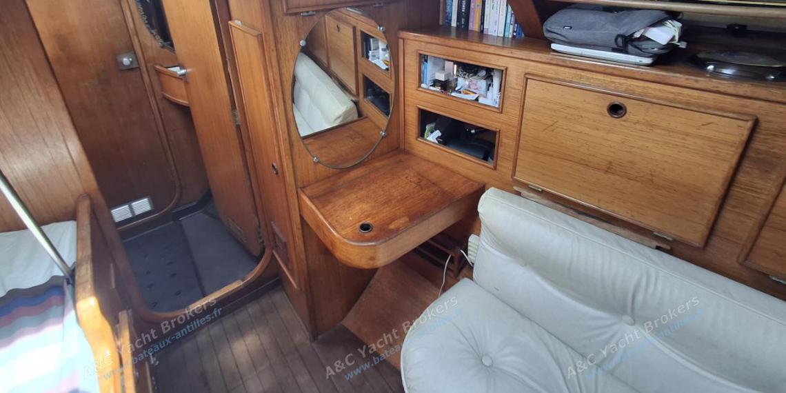 Jeanneau Sun Kiss 45 : Desck and bench in forward cabin Jeanneau Sun Kiss 45 : Desck and bench in forward cabin