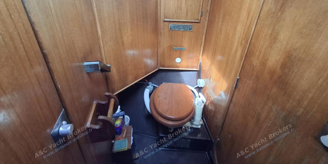 Jeanneau Sun Kiss 45 : Toilet in forward shower room Jeanneau Sun Kiss 45 : Toilet in forward shower room
