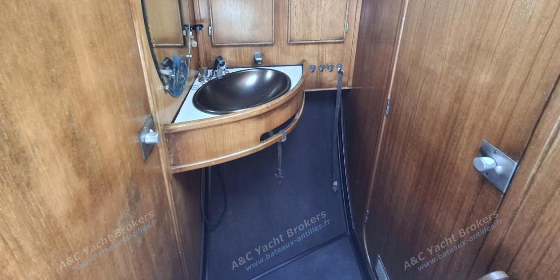 Jeanneau Sun Kiss 45 : Wash basin in forward shower room Jeanneau Sun Kiss 45 : Wash basin in forward shower room