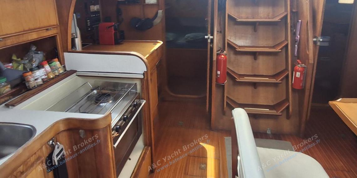 Jeanneau Sun Kiss 45 : Saloon seen from the forward cabin Jeanneau Sun Kiss 45 : Saloon seen from the forward cabin
