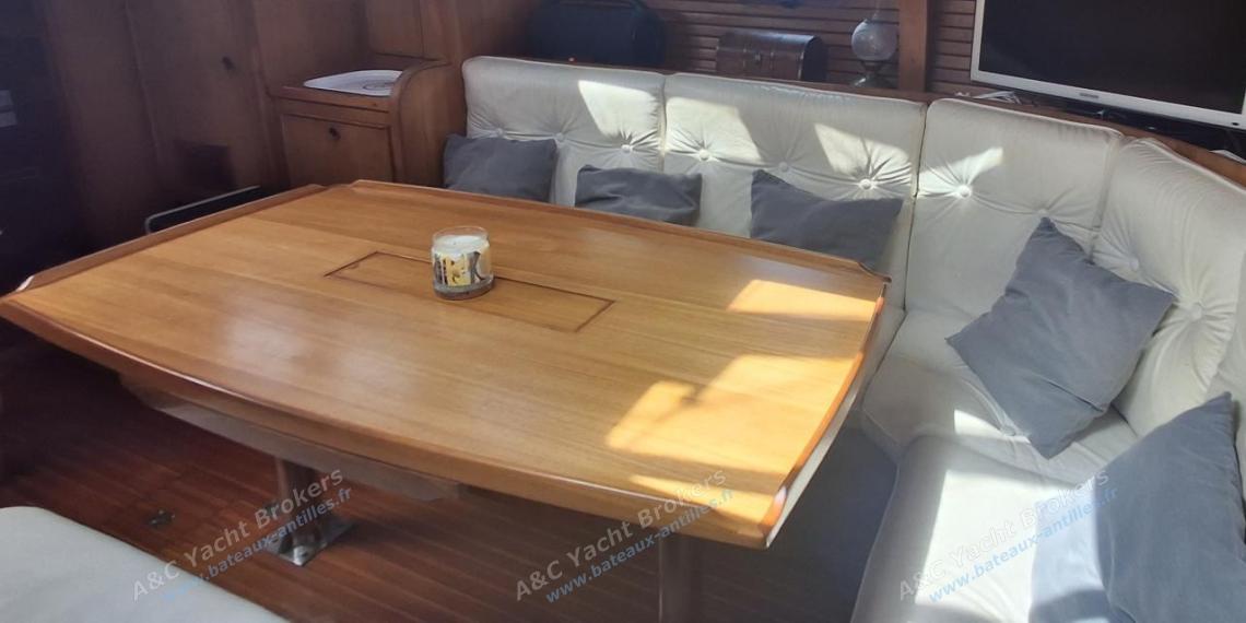 Jeanneau Sun Kiss 45 : Saloon table and benche Jeanneau Sun Kiss 45 : Saloon table and benche