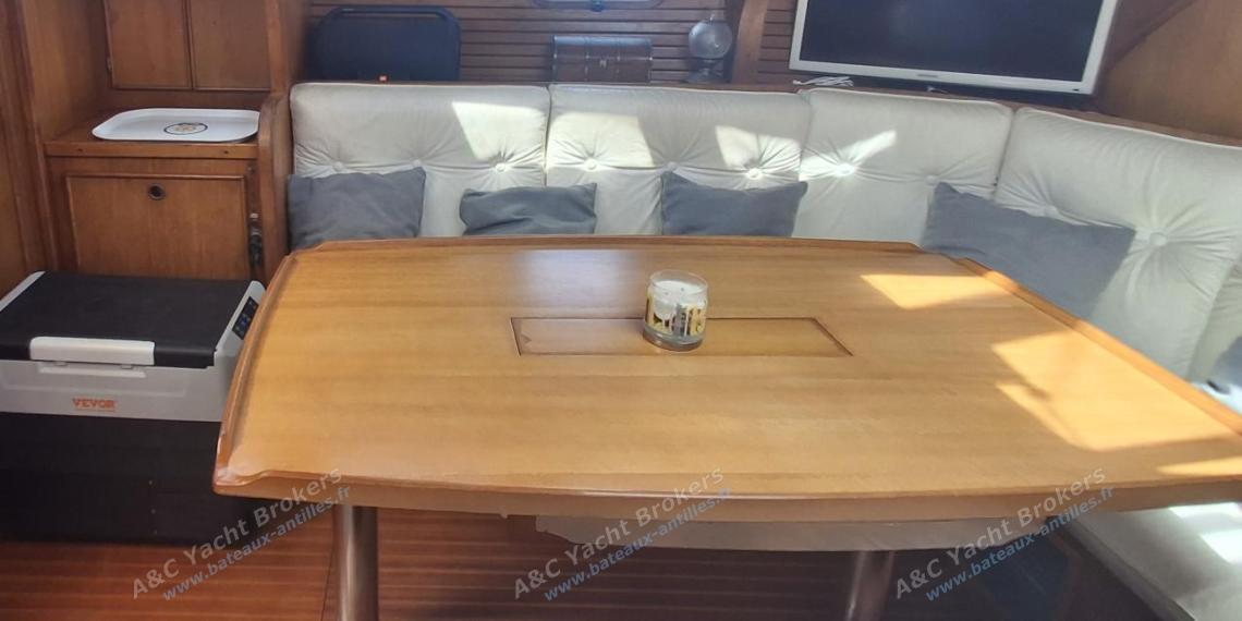 Jeanneau Sun Kiss 45 : Saloon table and benche other view Jeanneau Sun Kiss 45 : Saloon table and benche other view