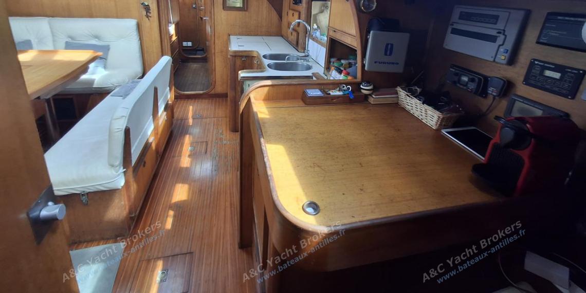 Jeanneau Sun Kiss 45 : Charts table and saloon seen from the starboard cabin Jeanneau Sun Kiss 45 : Charts table and saloon seen from the starboard cabin