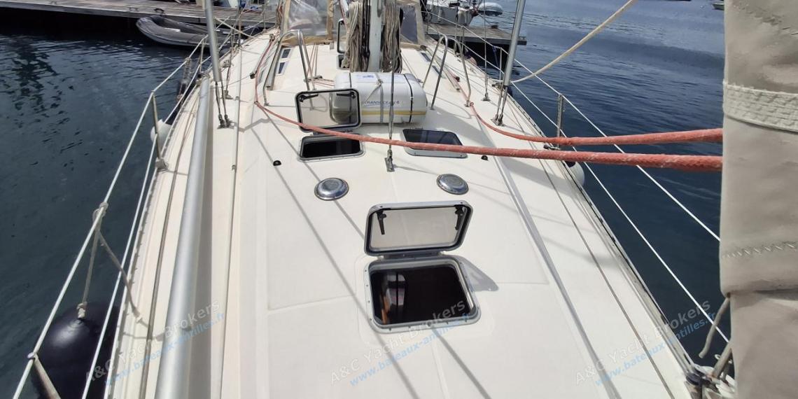 Jeanneau Sun Kiss 45 : Deck and roof seen from the furling staysail Jeanneau Sun Kiss 45 : Deck and roof seen from the furling staysail