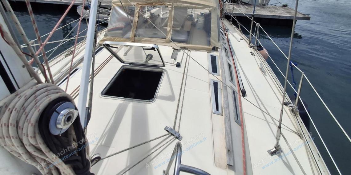Jeanneau Sun Kiss 45 : Deck and roof seen from the furling genoa Jeanneau Sun Kiss 45 : Deck and roof seen from the furling genoa