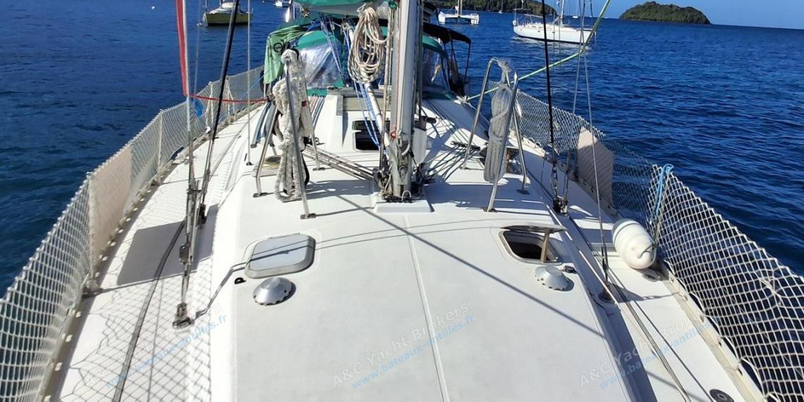 Jeanneau Sun Odyssey 42.2 : Roof and deck seen from the bow Jeanneau Sun Odyssey 42.2 : Roof and deck seen from the bow