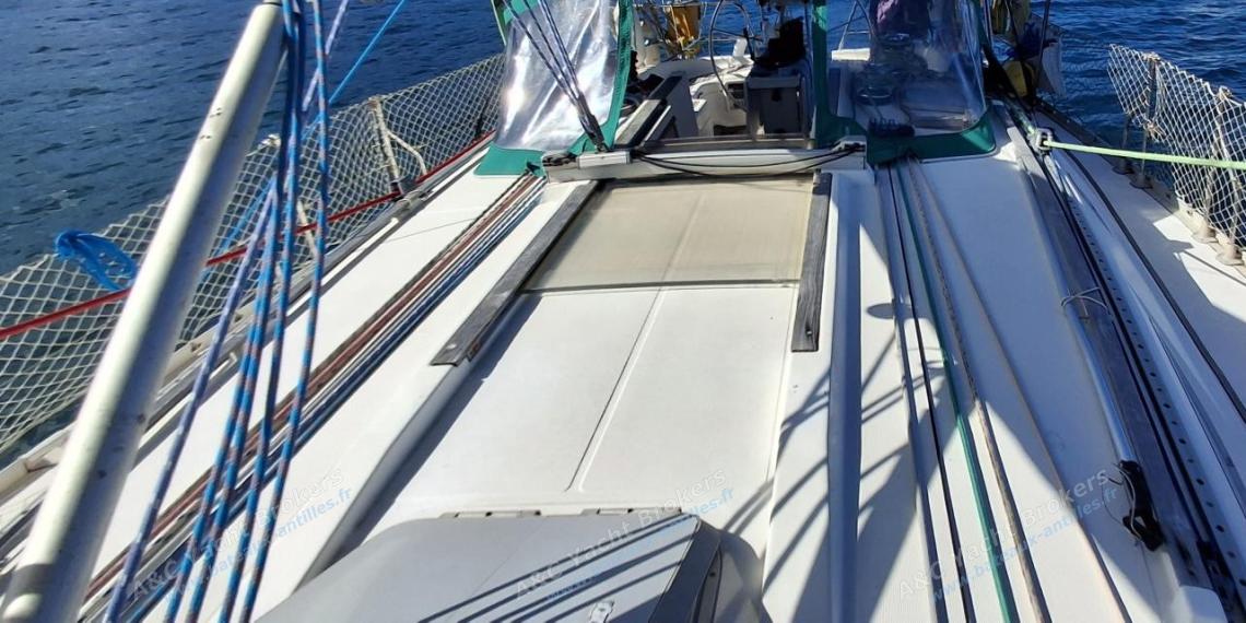 Jeanneau Sun Odyssey 42.2 : Roof and dodger Jeanneau Sun Odyssey 42.2 : Roof and dodger