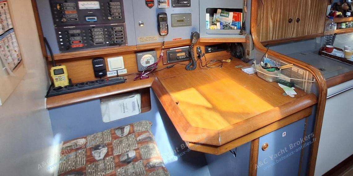 Jeanneau Sun Odyssey 42.2 : Charts table Jeanneau Sun Odyssey 42.2 : Charts table