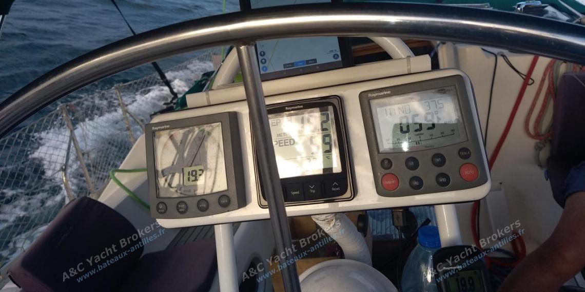 Jeanneau Sun Odyssey 42.2 : Electronic at helm station Jeanneau Sun Odyssey 42.2 : Electronic at helm station