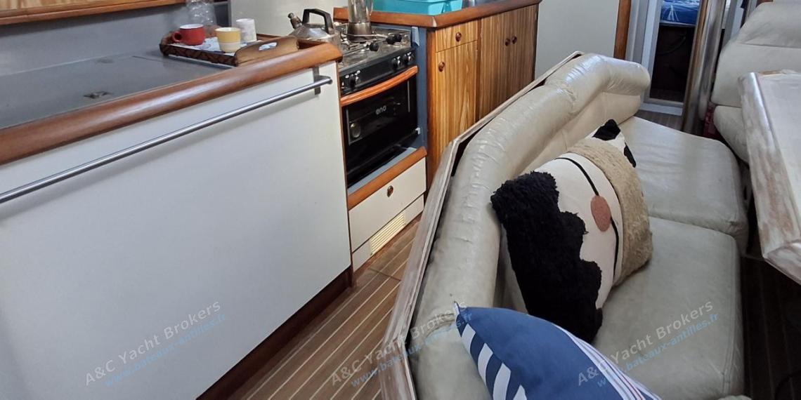 Jeanneau Sun Odyssey 42.2 : Galley long shape on port Jeanneau Sun Odyssey 42.2 : Galley long shape on port