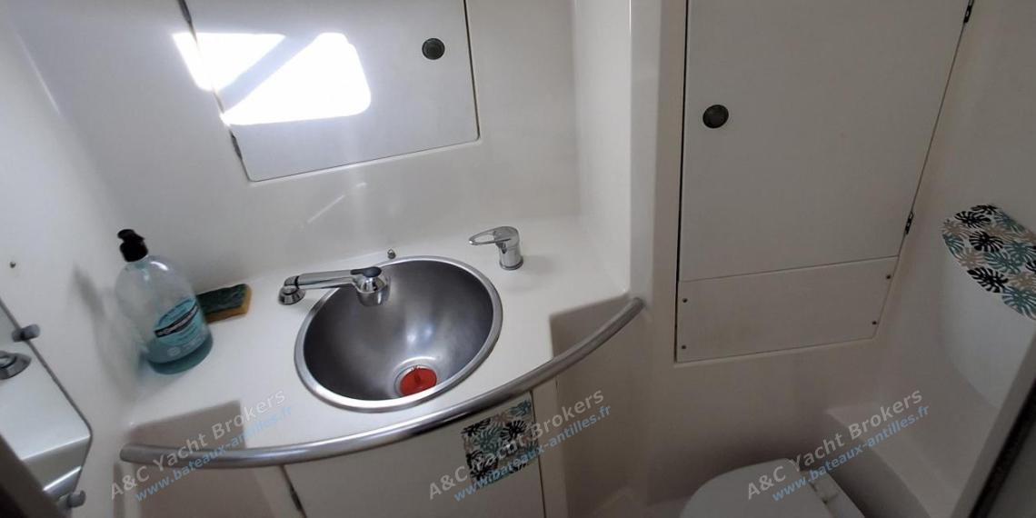 Jeanneau Sun Odyssey 42.2 : Forward shower room Jeanneau Sun Odyssey 42.2 : Forward shower room