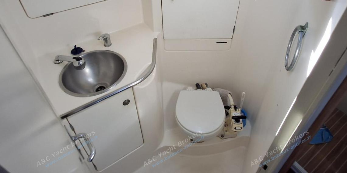 Jeanneau Sun Odyssey 42.2 : Aft shower room Jeanneau Sun Odyssey 42.2 : Aft shower room