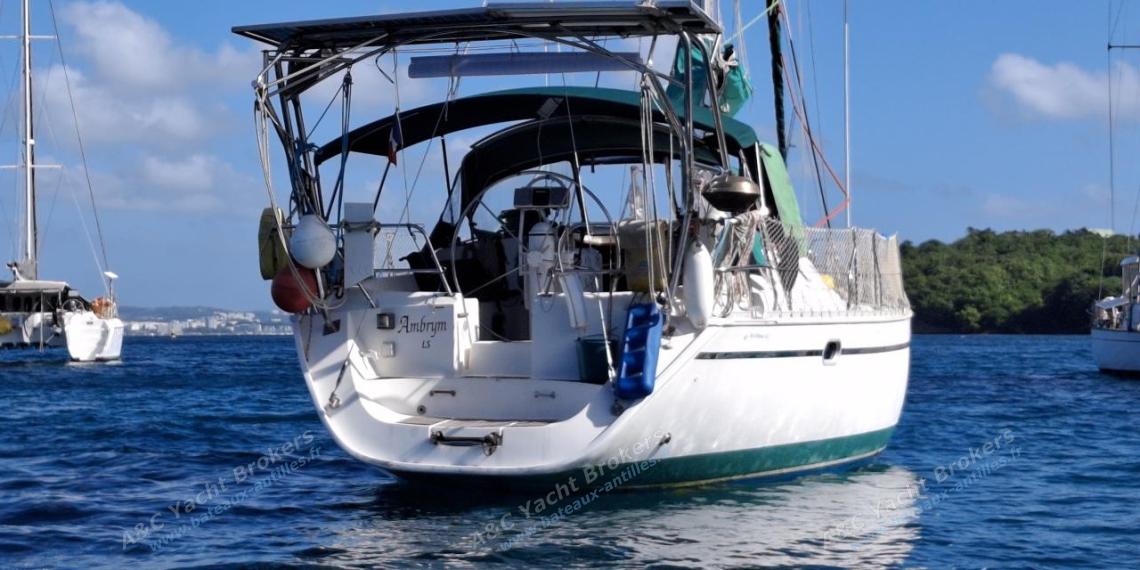 Jeanneau Sun Odyssey 42.2 : Gantry and solar panels Jeanneau Sun Odyssey 42.2 : Gantry and solar panels