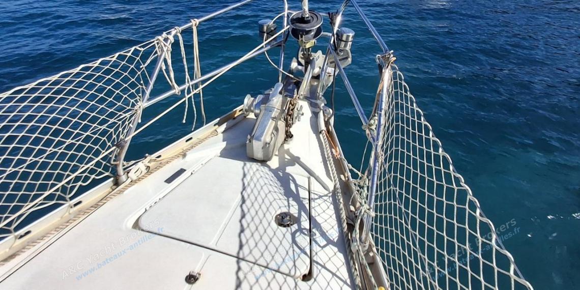 Jeanneau Sun Odyssey 42.2 : Deck and windlass Jeanneau Sun Odyssey 42.2 : Deck and windlass