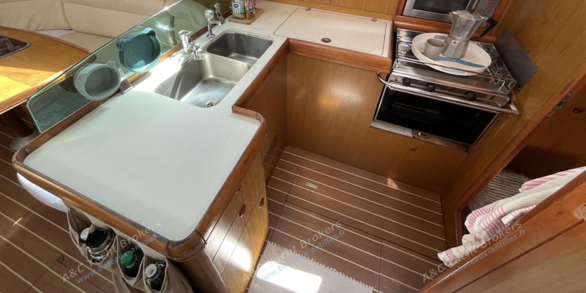 Jeanneau Sun Odyssey 42 DS : Galley L shape on starboard side Jeanneau Sun Odyssey 42 DS : Galley L shape on starboard side