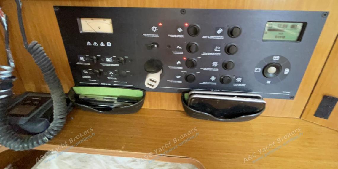 Jeanneau Sun Odyssey 42 DS : Electronics at charts table Jeanneau Sun Odyssey 42 DS : Electronics at charts table