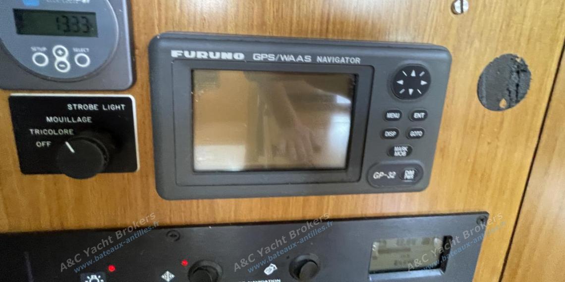 Jeanneau Sun Odyssey 42 DS : Electronics at charts table other view Jeanneau Sun Odyssey 42 DS : Electronics at charts table other view