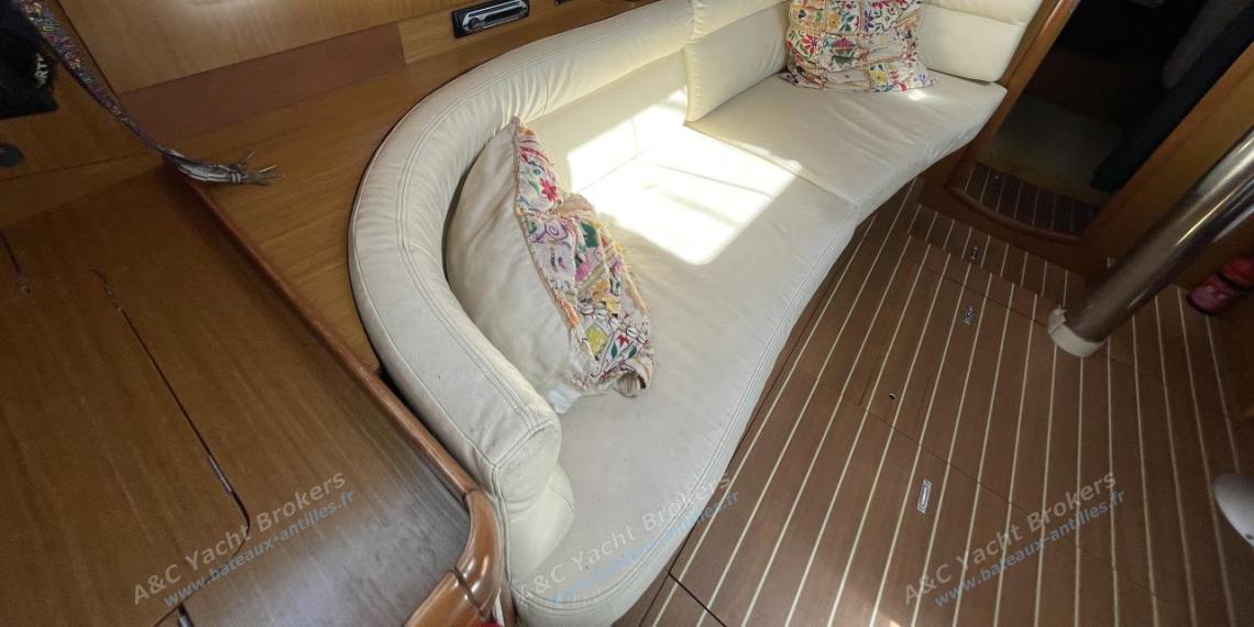 Jeanneau Sun Odyssey 42 DS : Port bench in saloon Jeanneau Sun Odyssey 42 DS : Port bench in saloon
