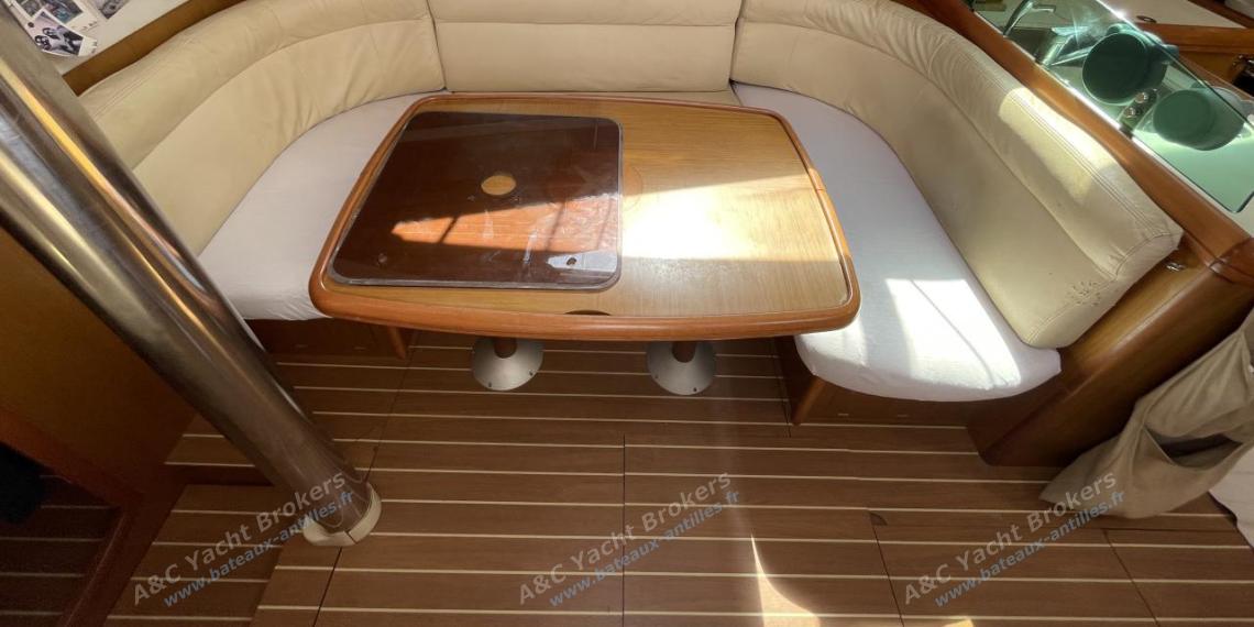 Jeanneau Sun Odyssey 42 DS : Starboard saloon table and bench Jeanneau Sun Odyssey 42 DS : Starboard saloon table and bench