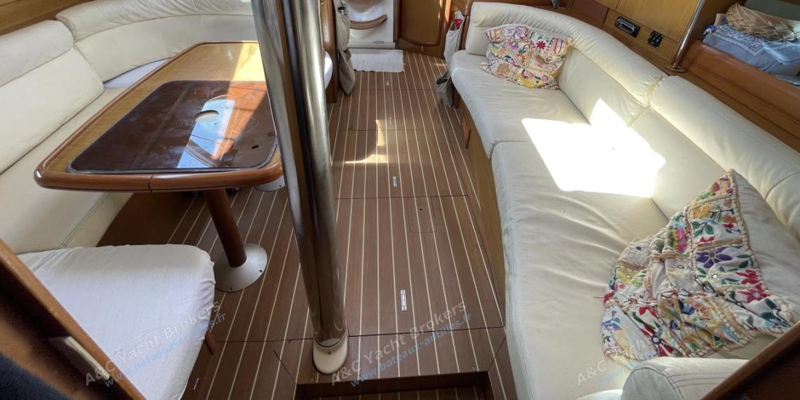 Jeanneau Sun Odyssey 42 DS : Saloon seen from the forward cabin Jeanneau Sun Odyssey 42 DS : Saloon seen from the forward cabin