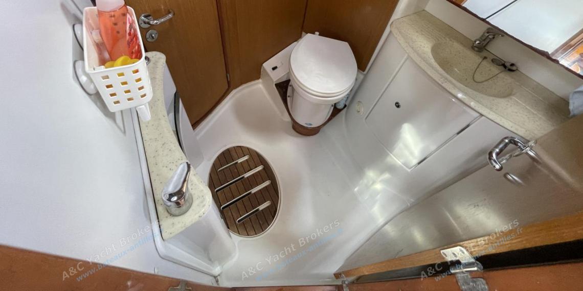 Jeanneau Sun Odyssey 42 DS : Aft port shower room Jeanneau Sun Odyssey 42 DS : Aft port shower room