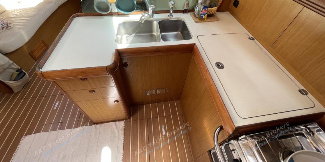 Jeanneau Sun Odyssey 42 DS : Galley seen from the aft cabin Jeanneau Sun Odyssey 42 DS : Galley seen from the aft cabin