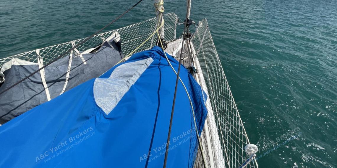 Jeanneau Sun Odyssey 42 DS : Furling system on forward deck Jeanneau Sun Odyssey 42 DS : Furling system on forward deck