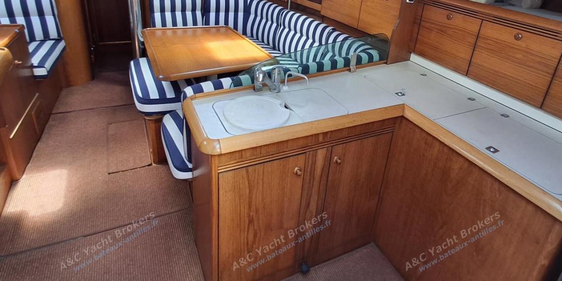 Jeanneau Sun Odyssey 43 : Galley L shape on starboard Jeanneau Sun Odyssey 43 : Galley L shape on starboard