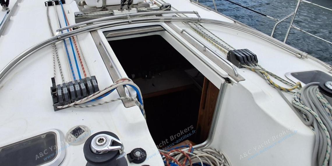 Jeanneau Sun Odyssey 43 : Roof seen from the cockpit Jeanneau Sun Odyssey 43 : Roof seen from the cockpit