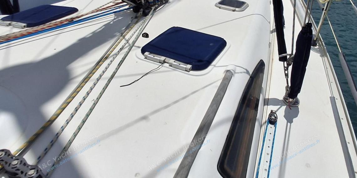 Jeanneau Sun Odyssey 43 : Starboard companionway other view Jeanneau Sun Odyssey 43 : Starboard companionway other view