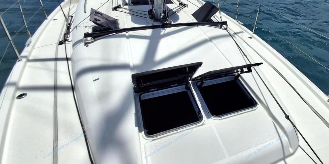 Jeanneau Sun Odyssey 440 : Roof and deck seen from the bow Jeanneau Sun Odyssey 440 : Roof and deck seen from the bow