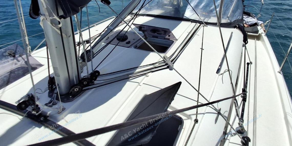 Jeanneau Sun Odyssey 440 : Roof and dodger Jeanneau Sun Odyssey 440 : Roof and dodger