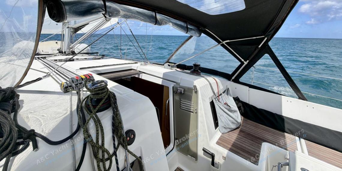 Jeanneau Sun Odyssey 440 : Winches on roof Jeanneau Sun Odyssey 440 : Winches on roof