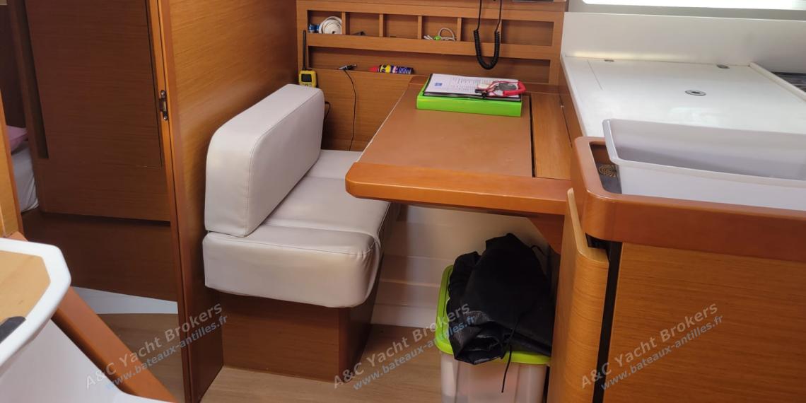Jeanneau Sun Odyssey 440 : Charts table Jeanneau Sun Odyssey 440 : Charts table